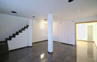 Imagem: O depósito possui 3 Vagas na garagem, 250m² de Área e está