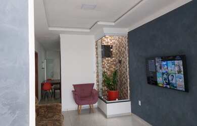 Imagem: A casa possui 3 Dormitórios, 2 Banheiros, 1 Vaga na garagem