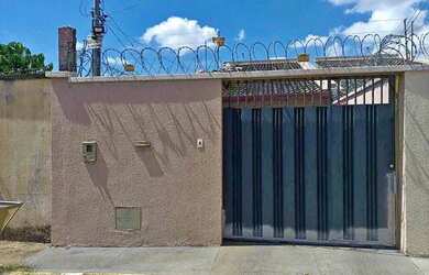 Imagem: A casa possui 3 Dormitórios, 2 Banheiros, 2 Vagas na garagem