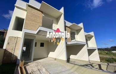 Imagem: A casa possui 3 Dormitórios, 2 Banheiros, 2 Vagas na garagem