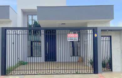 Imagem: A casa possui 3 Dormitórios, 2 Banheiros, 2 Vagas na garagem