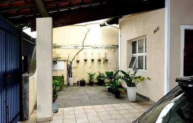 Imagem: A casa possui 3 Dormitórios, 2 Banheiros, 1 Vaga na garagem