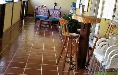 Imagem: A casa possui 4 Dormitórios, 4 Banheiros, 5 Vagas na garagem