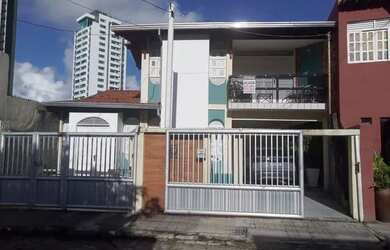 Imagem: A casa possui 3 Dormitórios, 4 Banheiros, 2 Vagas na garagem