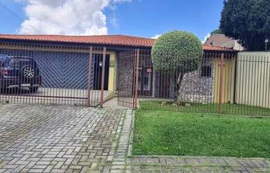 Imagem: A casa possui 3 Dormitórios, 4 Banheiros, 5 Vagas na garagem