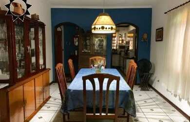 Imagem: A casa possui 3 Dormitórios, 1 Banheiro, 4 Vagas na garagem