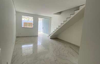 Imagem: A casa possui 3 Dormitórios, 2 Banheiros, 2 Vagas na garagem