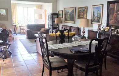 Imagem: A casa possui 5 Dormitórios, 5 Banheiros, 4 Vagas na garagem