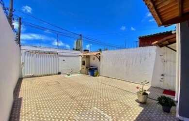 Imagem: A casa e possui 2 Dormitórios, Suítes, 1 Banheiro está localizado