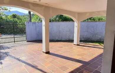 Imagem: A casa possui 4 Dormitórios, 1 Banheiro, 4 Vagas na garagem