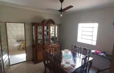 Imagem: A casa possui 3 Dormitórios, 2 Banheiros, 3 Vagas na garagem