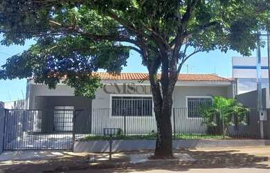 Imagem: A casa possui 4 Dormitórios, 3 Banheiros, 2 Vagas na garagem