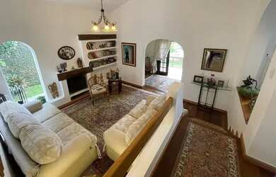 Imagem: A casa possui 4 Dormitórios, 3 Banheiros, 4 Vagas na garagem