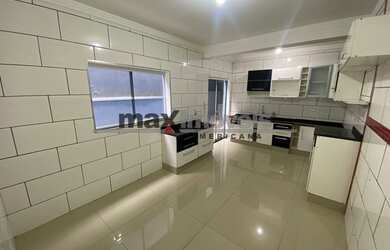 Imagem: A casa possui 3 Dormitórios, 2 Banheiros, 2 Vagas na garagem