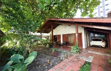 Imagem: A casa possui 4 Dormitórios, 3 Banheiros, 4 Vagas na garagem