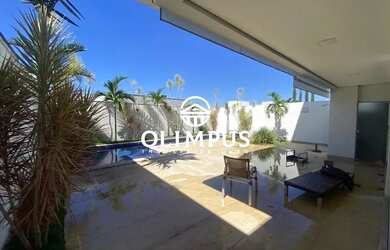 Imagem: A casa em condomínio possui 4 Dormitórios, 5 Banheiros, 2