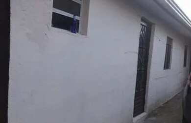 Imagem: A casa possui 1 Dormitório, 1 Banheiro, 1 Vaga na garagem