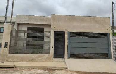 Imagem: A casa possui 3 Dormitórios, 2 Banheiros, 2 Vagas na garagem