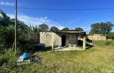 Imagem: A casa possui 1 Dormitório, 1 Banheiro, 1 Vaga na garagem e