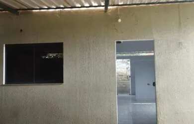 Imagem: A casa possui 3 Dormitórios, 1 Banheiro, 1 Vaga na garagem