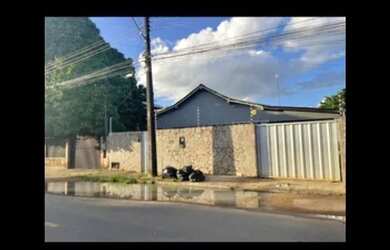 Imagem: A casa possui 3 Dormitórios, 2 Banheiros, 3 Vagas na garagem