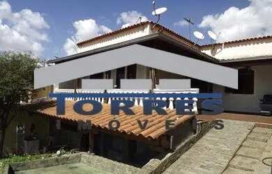 Imagem: A casa possui 3 Dormitórios, 2 Banheiros, 5 Vagas na garagem