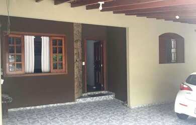 Imagem: A casa possui 3 Dormitórios, 2 Banheiros, 2 Vagas na garagem