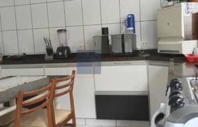 Imagem: A casa possui 2 Dormitórios, 1 Banheiro, 2 Vagas na garagem