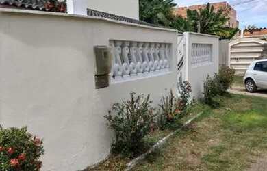 Imagem: A casa possui 3 Dormitórios, 3 Banheiros, 2 Vagas na garagem