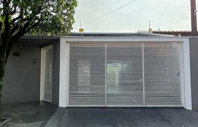 Imagem: A casa possui 2 Dormitórios, 3 Banheiros, 2 Vagas na garagem