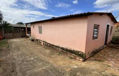 Imagem: A casa possui 2 Dormitórios, 1 Banheiro, 3 Vagas na garagem