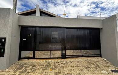 Imagem: A casa possui 3 Dormitórios, 1 Banheiro, 2 Vagas na garagem