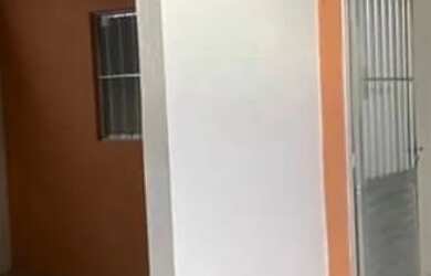 Imagem: A casa possui 3 Dormitórios e 1 Banheiro e está localizado