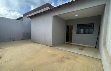 Imagem: A casa possui 2 Dormitórios, 1 Banheiro, 2 Vagas na garagem