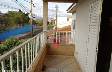 Imagem: A casa possui 3 Dormitórios, 3 Banheiros, 2 Vagas na garagem