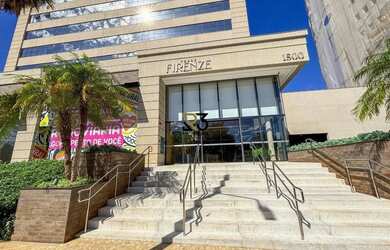 Imagem: O depósito possui 5 Vagas na garagem, 635m² de Área e está