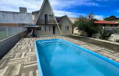 Imagem: A casa possui 5 Dormitórios, Acomodam 14 pessoas, 4 Vagas na