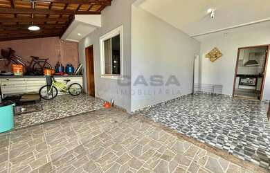 Imagem: A casa possui 3 Dormitórios, 2 Banheiros, 2 Vagas na garagem