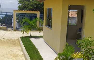 Imagem: A casa possui 3 Dormitórios, Acomodam 10 pessoas e 2 Vagas