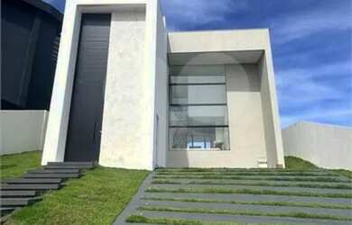 Imagem: A casa possui 4 Dormitórios, 5 Banheiros, 2 Vagas na garagem