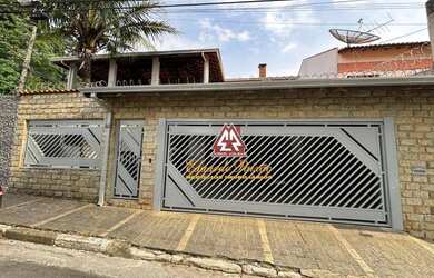 Imagem: A casa possui 3 Dormitórios, 5 Banheiros, 4 Vagas na garagem