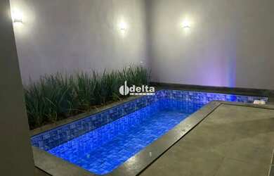 Imagem: A casa possui 3 Dormitórios, 3 Banheiros, 3 Vagas na garagem