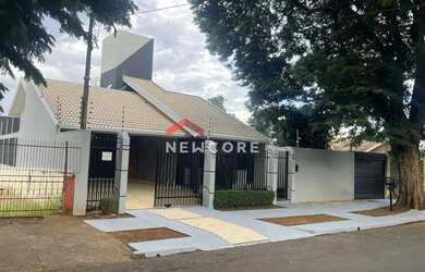 Imagem: A casa possui 3 Dormitórios, 3 Banheiros, 2 Vagas na garagem