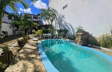 Imagem: A casa possui 4 Dormitórios, 2 Banheiros, 2 Vagas na garagem