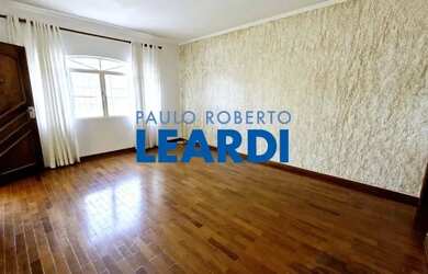 Imagem: A casa possui 4 Dormitórios, 3 Banheiros, 3 Vagas na garagem