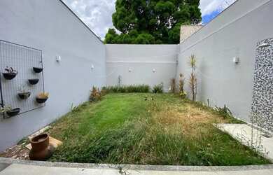 Imagem: A casa possui 3 Dormitórios, 2 Banheiros, 5 Vagas na garagem