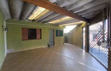 Imagem: A casa possui 3 Dormitórios, 2 Banheiros, 2 Vagas na garagem