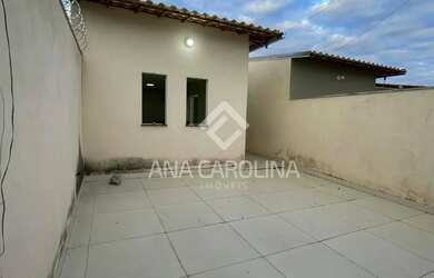 Imagem: A casa à venda possui 3 Dormitórios, 1 Banheiro, 2 Vagas na