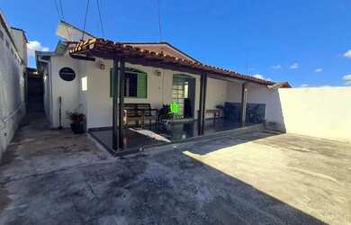 Imagem: A casa possui 3 Dormitórios, 1 Banheiro, 2 Vagas na garagem