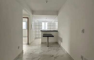 Imagem: O apartamento possui 2 Dormitórios, 1 Banheiro, 1 Vaga na garagem